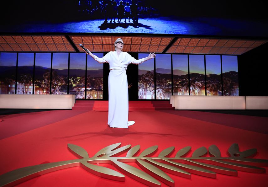 La actriz estadounidense Meryl Streep reacciona antes de recibir la Palma de Oro Honoraria durante la ceremonia de apertura de la 77 edición del Festival de Cine de Cannes en Cannes, sur de Francia, el 14 de mayo de 2024.