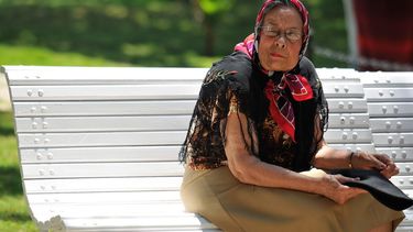 Una mujer&nbsp;adulto&nbsp;mayor&nbsp;sentada en un parque de La Habana.&nbsp;