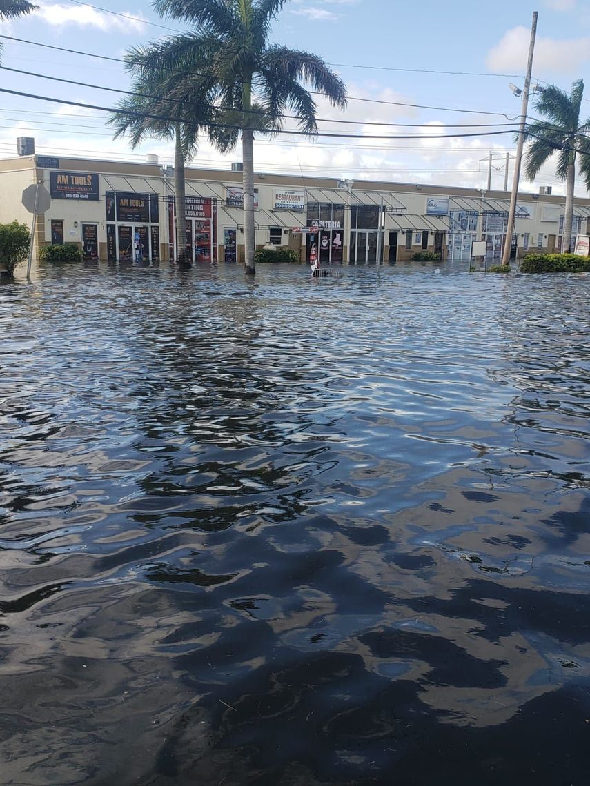 Las lluvias causadas por la tormenta Eta dejaron inundaciones en áreas de negocios en la ciudad de Hialeah.&nbsp;