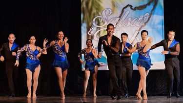 Los bailarines deslumbran con sus movimientos sobre el escenario. (CORTESÍA)