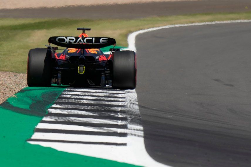 Max Verstappen, piloto holandés de Red Bull, conduce su auto durante la primera práctica libre en el circuito de Silverstone, para el Gran Premio Británico de la Fórmula 1.