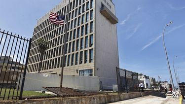 La reducción del personal diplomático en La Habana afectó a los cubanos que quieren reunificarse con sus familias en Estados Unidos y ahora tienen que hacer los trámites en la embajada estadounidense en Colombia.&nbsp;