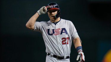 En foto del 15 de marzo del 2023, el estadounidense estrella de la MLB Mike Trout reacciona tras un sencillo remolcador en el tercer episodio del juego ante Colombia en el Clásico Mundial en Phoenix.&nbsp;