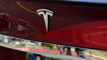 El logotipo de un Tesla Motors Model S visto en un estacionamiento de la sede central de Tesla Motors en Palo Alto, California, EEUU.