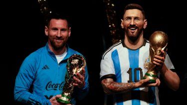 La estrella de Argentina Lionel Messi sostiene una réplica de la Copa del Mundo durante una ceremonia para reconocer a la selección argentina en las instalaciones de la CONMEBOL en Paraguay el lunes 27 de marzo del 2023.&nbsp;