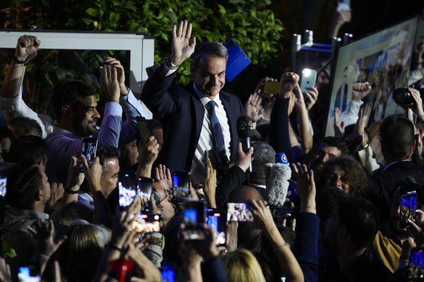El primer ministro de Grecia y líder de Nueva Democracia, Kyriakos Mitsotakis, en el centro, se dirige a sus seguidores en la sede de su partido en Atenas, Grecia, el domingo 21 de mayo de 2023.