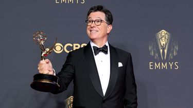 Stephen Colbert, ganador del premio Outstanding Variety Special (Live) por Stephen Colberts Election Night 2020: Democracys Last Stand Building Back America Great Again Better 2020, posa en la sala de prensa durante la 73a Primetime Emmy Awards en LA LIVE el 19 de septiembre , 2021 en Los Ángeles, California.&nbsp;