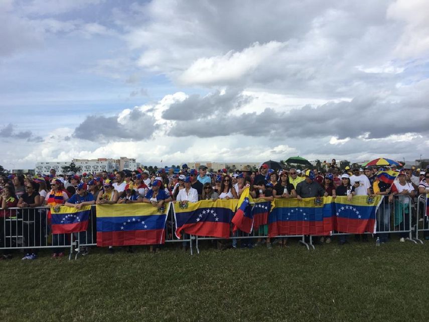 Centenares de venezolanos se dieron cita en el Central Park de la ciudad de Doral para manifestar su apoyo a Juan Guaidó.