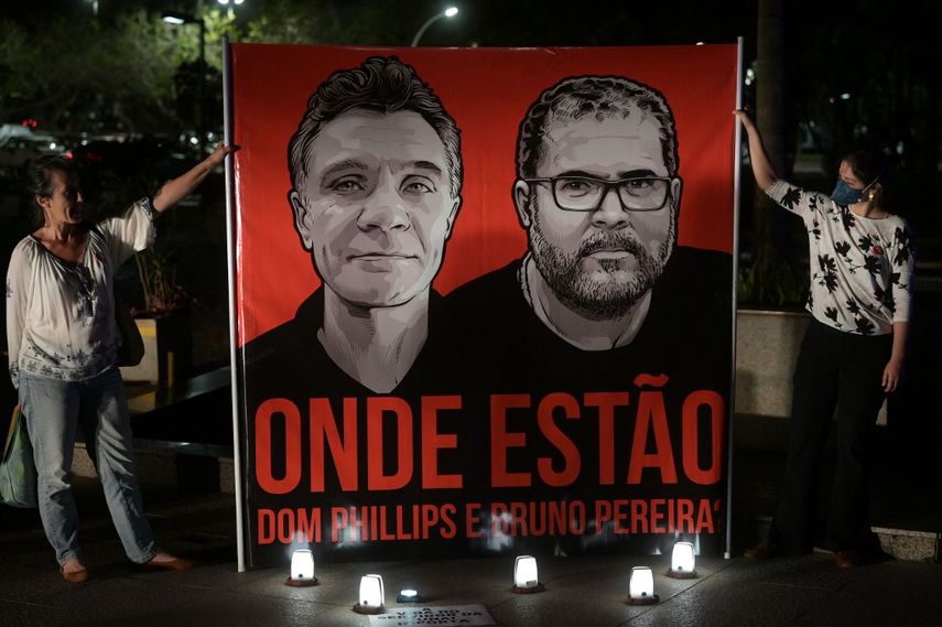 En esta foto de archivo tomada el 9 de junio de 2022, empleados de la Fundación Nacional Indígena protestan por la desaparición del periodista británico Dom Phillips y el especialista brasileño en asuntos indígenas Bruno Pereira, en Brasilia.