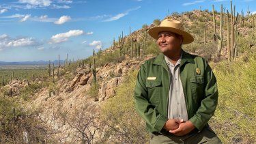 Raeshaun Ramon, guardabosques del Parque Nacional Saguaro, posa para un retrato el 17 de noviembre de 2023.&nbsp; &nbsp;