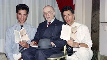 El escritor y académico francés Jean Guitton rodeado por los periodistas franceses Igor y Grichka Bogdanoff, con quienes escribió Dieu et la Science, el 6 de septiembre de 1991, en París. Los gemelos Bogdanoff fallecieron producto del COVID-19.