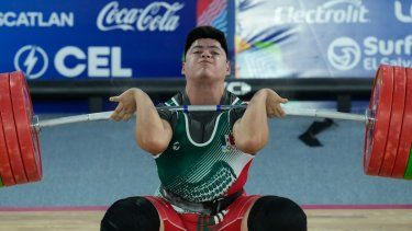 Jonathan Ramos, de México, compite en el levantamiento de pesas, división de los 96 kilogramos, en los Juegos Centroamericanos y del Caribe de San Salvador, el lunes 26 de junio de 2023.