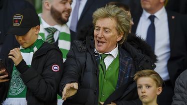 El m&uacute;sico brit&aacute;nico Rod Stewart asiste a un partido de f&uacute;tbol entre los&nbsp;Celtic y los Rangers, en el Celtic Park.&nbsp;