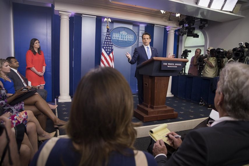 El nuevo director de Comunicaciones de la Casa Blanca, Anthony Scaramucci, durante su primera rueda de prensa. Al fondo, Sarah Huckabee Sanders, nombrada nueva portavoz tras la dimisión de Sean Spicer..