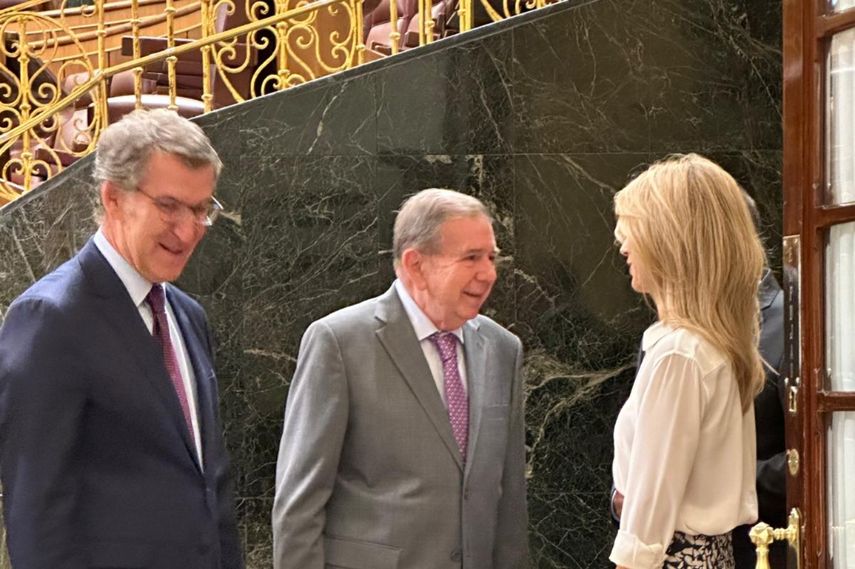 El presidente electo de Venezuela, Edmundo González Urrutia (centro), junto a los líderes del Partido Popular, Cayetana Álvarez de Toledo y Alberto Núñez Feijóo
