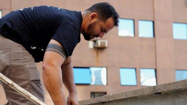 Cubanos profesionales de la salud se ganan la vida realizando trabajos como la construcción en Brasil.&nbsp;