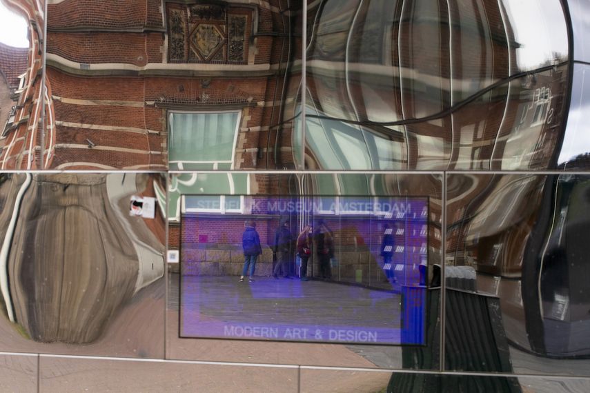 En esta fotografía de archivo del 13 de marzo de 2020, visitantes reflejados al tratar de abrir la puerta del Museo Stedelijk de arte moderno y contemporáneo en Ámsterdam, Holanda.&nbsp;