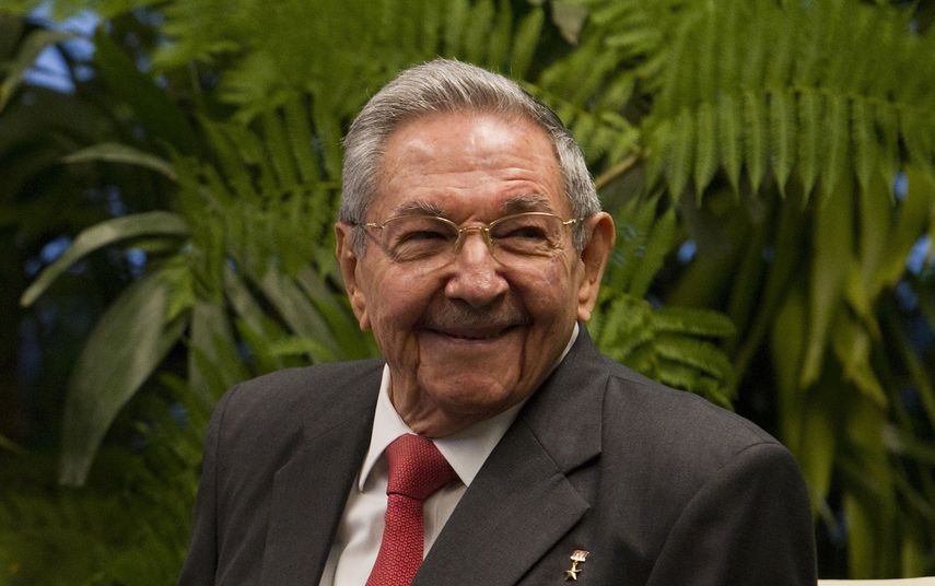 El gobernante cubano Raúl Castro confirmó ante el Parlamento que dejará la presidencia en abril de 2018.
