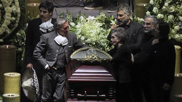 Los hijos del cantante mexicano Vicente Fernández, Gerardo (L-Front), Alejandro (R-back), Vicente Jr (R) y su viuda Maria del Refugio Abarca (R-Front), lloran junto a su ataúd durante su funeral en  El rancho Los Tres Potrillos en Tlajomulco de Zuñiga, estado de Jalisco, México, el 13 de diciembre de 2021.&nbsp;