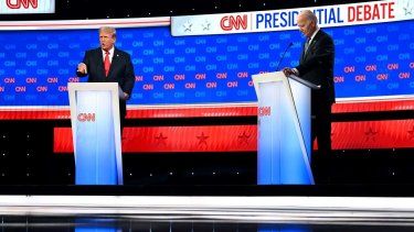 El expresidente Donald Trump y el presidente Joe Biden, durante el primer debate presidencial el 27 de junio de 2024.