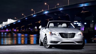 El Chrysler 200 convertible se encuentra disponible en los modelos Touring, Limited y S.