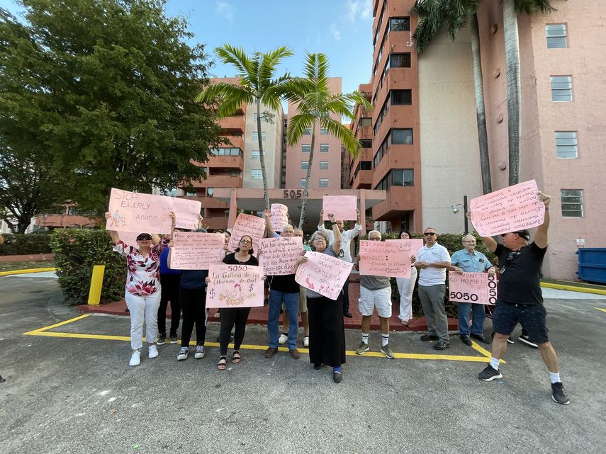 Propietarios del edificio 5050 en Miami piden que les permitan regresar a sus casas.&nbsp;