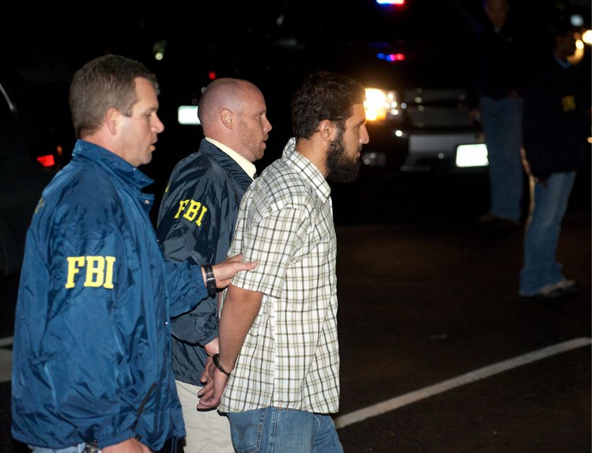 Imagen de archivo, de los agentes del FBI que trasladan el domingo 20 de septiembre a un vehículo a Najibullah Zazi (d), tras arrestarle acusado de terrorismo.&nbsp;