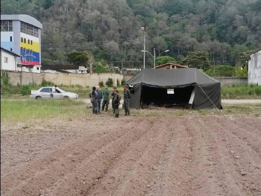 El padre del embajador Carlos Vecchio rodeado de militares en su sembradío de hortalizas en Caripe, estado Monagas en Venezuela.&nbsp;&nbsp;