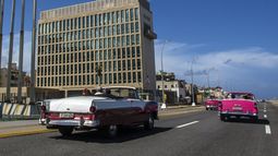 Autos circulan por la calle principal de la Embajada de EEUU en la Habana.