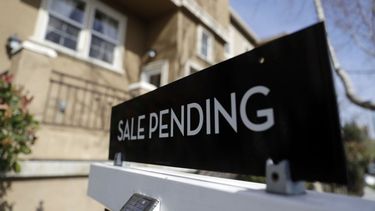 Cartel que anuncia que una casa está en proceso de venta en San Jose, California.&nbsp;