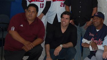En el centro el hijo del dictador sandinista Daniel Ortega, Laureano Ortega Murillo, posando con promotores del deporte en Miami a quienes les entregó implementos deportivos en el Consulado de Nicaragua en Miami en 2010. Foto Archivo.