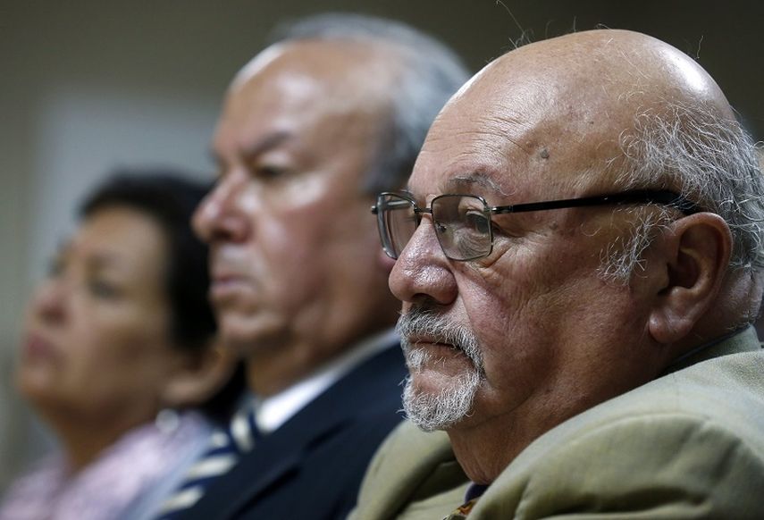 El abogado querellante Eduardo Contreras (d) asiste a la presentación del informe con los resultados de las pericias realizadas al cuerpo del poeta Pablo Neruda. (EFE)