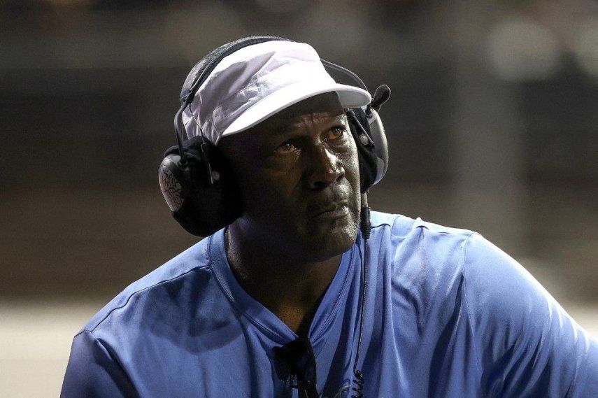 Michael Jordan, miembro del Salón de la Fama de la NBA y copropietario de 23XI Racing, observa durante la carrera Cook Out Southern 500 de la NASCAR Cup Series en el Darlington Raceway el 31 de agosto de 2025 en Darlington, Carolina del Sur.&nbsp;