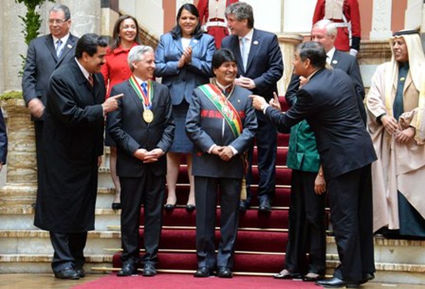 Los mandatarios del “Socialismo del siglo XXI” bromean entre sí tras la toma de posesión de Evo Morales, el 22ENE15 en el Palacio Quemado de La Paz, Bolivia. Foto: ABI