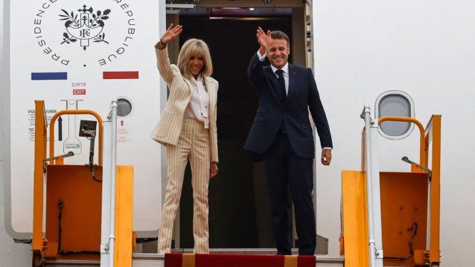 El presidente de Francia, Emmanuel Macron, y su esposa, Brigitte Macron. (AFP)