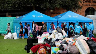 Grupo de venezolanos reubicados por las autoridades colombianas en un campamento para inmigrantes en el occidente de Bogotá.