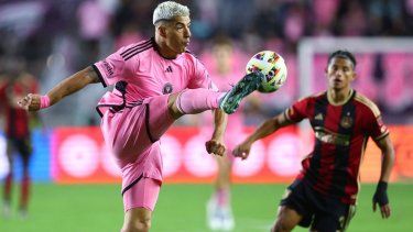 El uruguayo Luis Suárez, delantero del Inter Miami, controla el balón en un partido contra el Atlanta United, el 9 de noviembre de 2024.