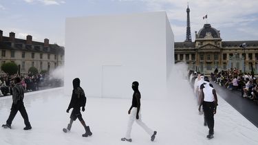 Modelos lucen creaciones de la colección masculina primavera-verano 2023 de Givenchy durante su presentación en la Semana de la Moda de París.