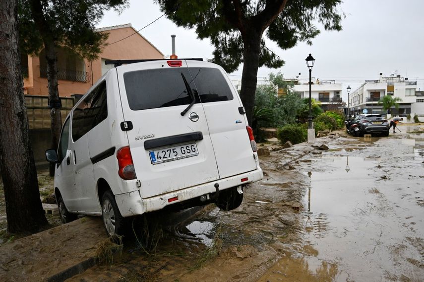 Esta fotografía muestra un vehículo arrasado por las inundaciones tras los aguaceros torrenciales en Els Poblets, al este de España, el 19 de octubre de 2026.