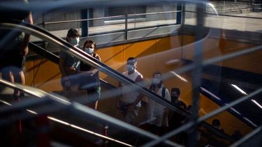 Personas con mascarillas para prevenir la propagación del coronavirus dentro de una estación de metro en Madrid, España, el 28 de julio de 2020.&nbsp; &nbsp;