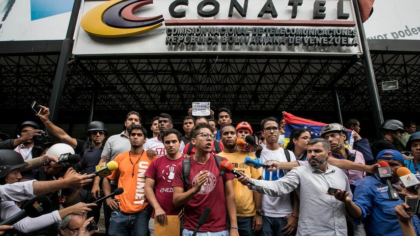 Una delegación de estudiantes de varias universidades de Venezuela entregó un documento a la Comisión Nacional de Telecomunicaciones (Conatel) para que cese la censura en los medios y se detenga la persecución contra los periodistas que denuncian la crisis política en el país.&nbsp;