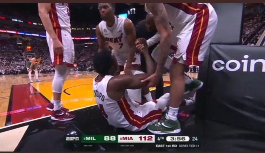 Víctor Oladipo es levantado por sus compañeros del Heat de Miami