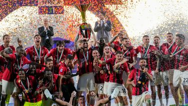 Los jugadores del Milán celebra tras proclamarse campeones de la Serie A italiana al vencer a Sassuolo, el 22 de mayo de 2022.&nbsp;