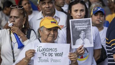 Personas sostienen carteles durante una manifestación por la libertad de los presos políticos y del opositor Juan Pablo Guanipa, este lunes en Maracaibo (Venezuela).&nbsp;