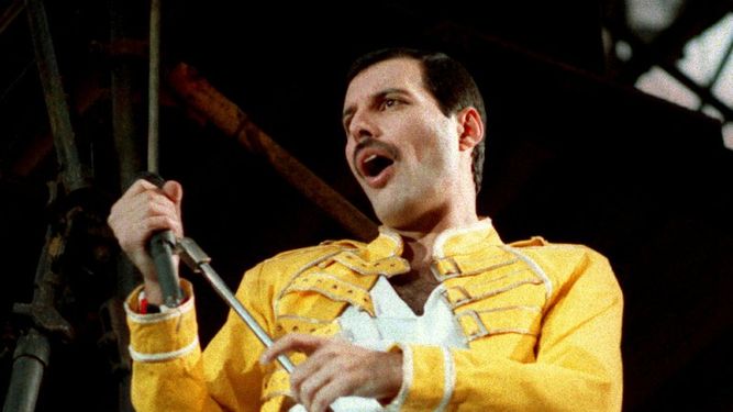 En esta foto de archivo del 20 de julio de 1986, el cantante principal de Queen, Freddie Mercury, actúa en Alemania.&nbsp;