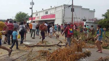 Personas ingresan a la fuerza y se llevan alimentos de una Productora y Distribuidora de Alimentos S., Pdval, cadena propiedad del Estado.