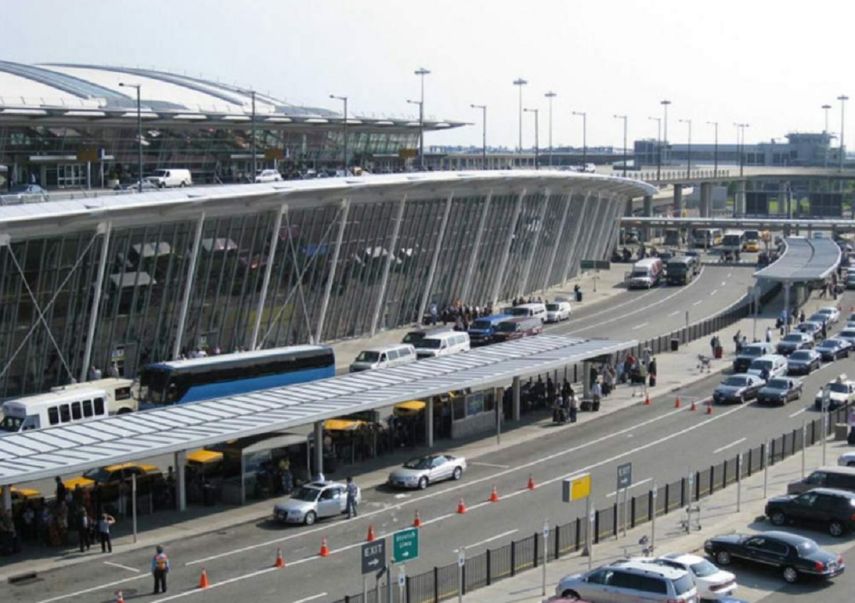 El objeto fue hallado por la policía en un cubo de la basura situado en la tercera planta de la terminal A, en el área que precede al control de seguridad de los pasajeros.