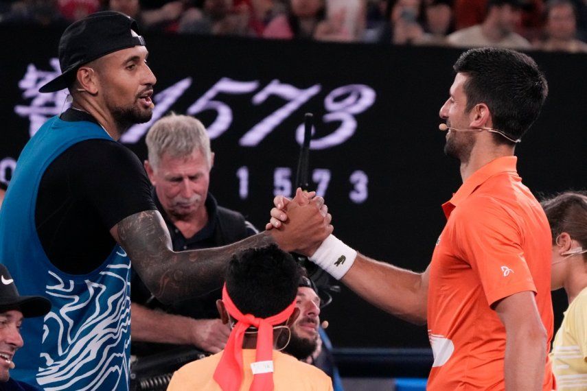 El australiano Nick Kyrgios y el serbio Novak Djokovic se saludan tras un duelo de exhibición en la Arena Rod Laver en Melbourne, Australia el viernes 13 de enero del 2023.&nbsp;