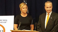 Amy Schumer junto a su primo Charles Schumer. (INSTAGRAM). 