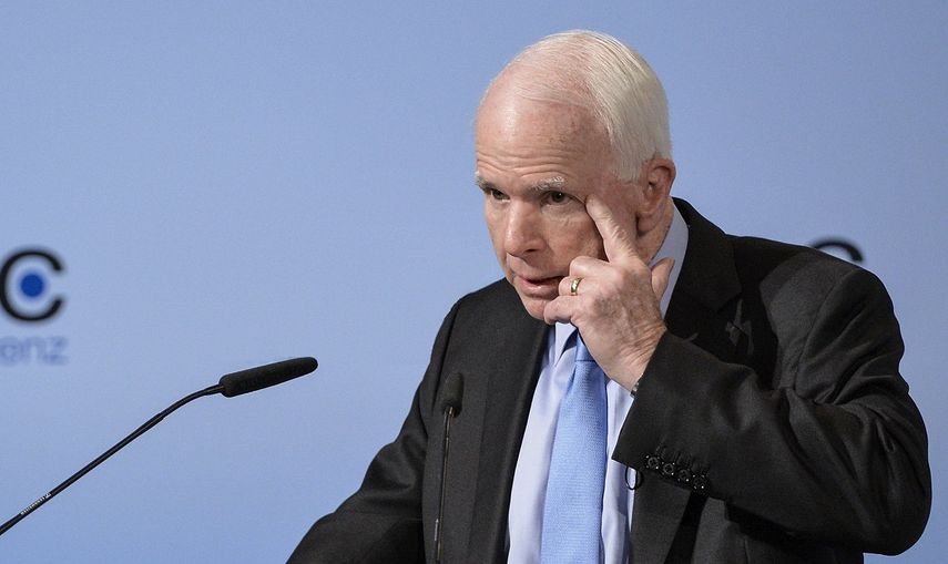 El senador estadounidense John McCain, durante la 53 Conferencia de Seguridad de Múnich, celebrada este 17 de febrero de 2017. McCain afirmó que los dictadores empiezan reprimiendo a la prensa, en alusión a la postura del presidente Trump sobre algunos medios de comunicación que, dijo, son el enemigo del pueblo.